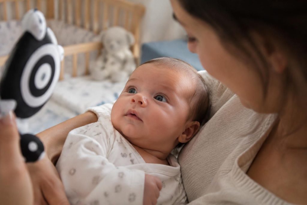 Vision bébé 1 mois : comment évolue la perception visuelle de votre nourrisson